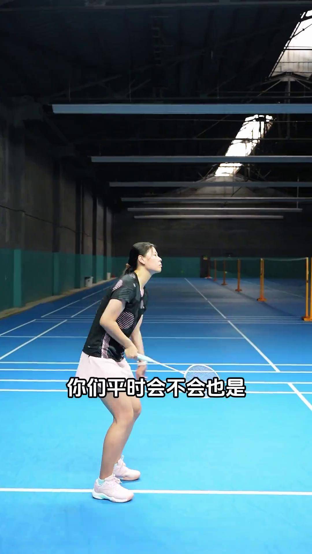 羽毛球接发球羽毛球接发球准备姿势 羽毛球接发球羽毛球接发球准备姿势
